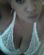 Nina dans une allee discrete